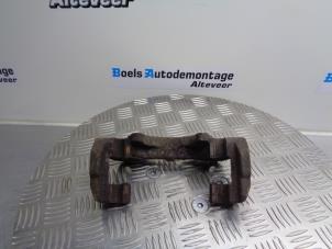 Gebruikte Remzadel rechts-voor Volkswagen Transporter T5 1.9 TDi Prijs € 20,00 Margeregeling aangeboden door Boels Autodemontage