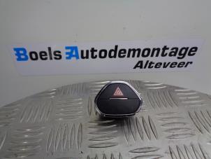 Gebruikte Paniekverlichtings Schakelaar Opel Corsa E 1.2 16V Prijs € 10,00 Margeregeling aangeboden door Boels Autodemontage