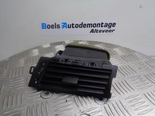 Gebruikte Luchtrooster Dashboard BMW 5 serie (E60) 530i 24V Prijs € 25,00 Margeregeling aangeboden door Boels Autodemontage