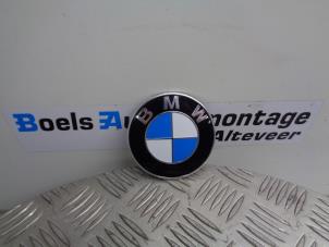 Gebruikte Embleem BMW 1 serie (F20) 118i 1.5 TwinPower 12V Prijs € 15,00 Margeregeling aangeboden door Boels Autodemontage