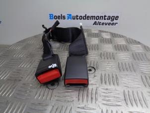 Gebruikte Veiligheidsgordel Insteek midden-achter BMW 1 serie (F20) 118i 1.5 TwinPower 12V Prijs € 15,00 Margeregeling aangeboden door Boels Autodemontage