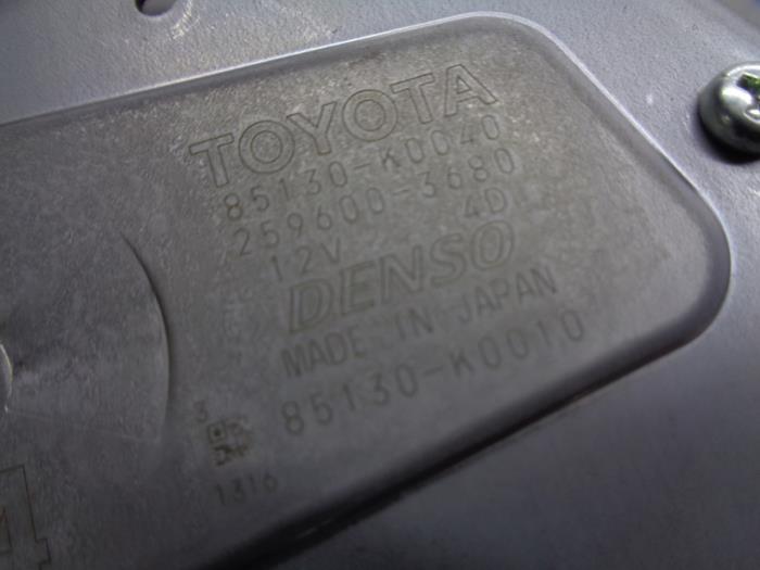 Ruitenwissermotor achter van een Toyota Yaris IV (P21/PA1/PH1) 1.5 12V Hybrid 2020