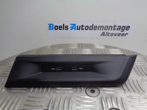Gebruikte AUX/USB aansluiting Volkswagen Golf VIII (CD1) 2.0 TDI BlueMotion 16V Prijs € 15,00 Margeregeling aangeboden door Boels Autodemontage