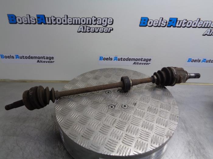 Gebruikte Steekas rechts-voor Nissan Micra (K10) 1.0 DX,SDX,GL Prijs € 30,00 Margeregeling aangeboden door Boels Autodemontage