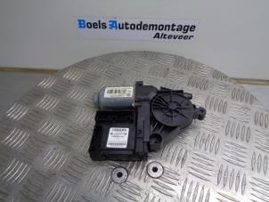 Gebruikte Portierruitmotor Volkswagen Caddy III (2KA,2KH,2CA,2CH) 1.9 TDI Prijs € 40,00 Margeregeling aangeboden door Boels Autodemontage