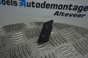 Gebruikte Centrale deurvergrendeling Schakelaar Volkswagen Caddy Cargo V (SBA/SBH) 2.0 TDI BlueMotionTechnology Prijs € 15,00 Margeregeling aangeboden door Boels Autodemontage