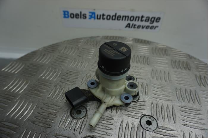 Gebruikte Pomp adblue Mercedes Vito (447.6) 2.2 114 CDI 16V Prijs € 90,00 Margeregeling aangeboden door Boels Autodemontage
