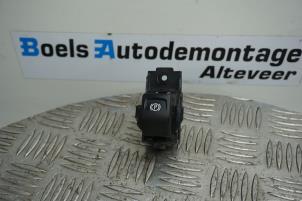 Gebruikte Handrem schakelaar Opel Insignia Mk.I 2.8 VXR V6 Turbo Ecotec 24V 4x4 Prijs € 10,00 Margeregeling aangeboden door Boels Autodemontage