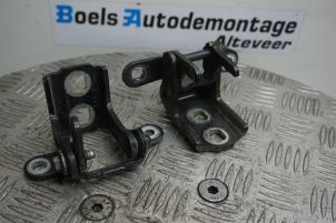 Gebruikte Scharnier deur links-achter Opel Insignia Mk.I 2.8 VXR V6 Turbo Ecotec 24V 4x4 Prijs € 50,00 Margeregeling aangeboden door Boels Autodemontage