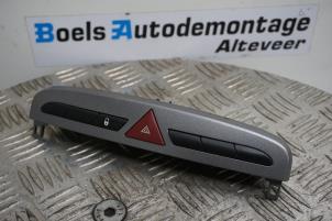 Gebruikte Paniekverlichtings Schakelaar Peugeot 308 (4A/C) 1.6 VTI 16V Prijs € 15,00 Margeregeling aangeboden door Boels Autodemontage