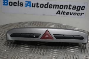 Gebruikte Paniekverlichtings Schakelaar Peugeot 308 (4A/C) 1.6 VTI 16V Prijs € 15,00 Margeregeling aangeboden door Boels Autodemontage