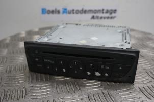 Gebruikte Radio CD Speler Renault Clio III (BR/CR) 1.2 16V 75 Prijs € 50,00 Margeregeling aangeboden door Boels Autodemontage