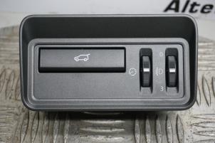 Gebruikte Schakelaar achterklep Landrover Range Rover Evoque (LVJ/LVS) 2.2 SD4 16V Prijs € 35,00 Margeregeling aangeboden door Boels Autodemontage