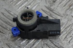 Gebruikte Temperatuursensor binnen Landrover Range Rover Evoque (LVJ/LVS) 2.2 SD4 16V Prijs € 15,00 Margeregeling aangeboden door Boels Autodemontage