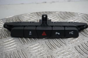 Gebruikte Alarmlicht Schakelaar Opel Insignia 1.6 SIDI Eco Turbo 16V Prijs € 25,00 Margeregeling aangeboden door Boels Autodemontage