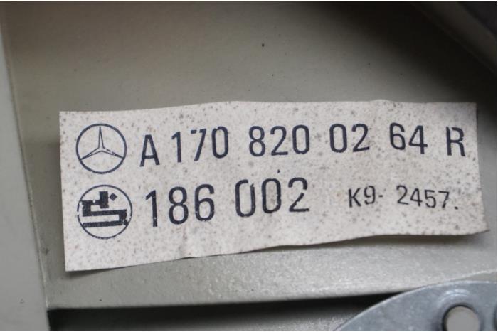Achterlicht rechts van een Mercedes-Benz SLK (R170) 2.3 230 K 16V 2001