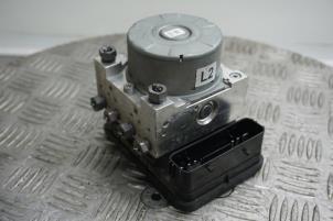 Gebruikte ABS Pomp Ford Fiesta 7 1.1 Ti-VCT 12V 70 Prijs € 225,00 Margeregeling aangeboden door Boels Autodemontage