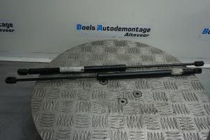 Gebruikte Gasdemper Motorkap Set BMW Mini One/Cooper (R50) 1.6 16V One Prijs € 30,00 Margeregeling aangeboden door Boels Autodemontage