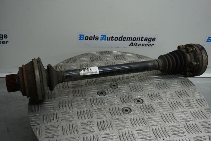 Aandrijfas links-achter van een Audi S4 Avant (B8) S4 3.0 TFSI V6 24V 2010