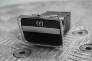 Gebruikte Schakelaar handrem Mercedes S (W221) 3.5 S-350 24V Prijs € 20,00 Margeregeling aangeboden door Boels Autodemontage