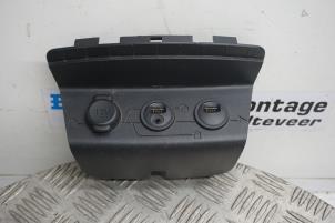 Gebruikte AUX/USB aansluiting Peugeot 208 I (CA/CC/CK/CL) 1.4 HDi Prijs € 20,00 Margeregeling aangeboden door Boels Autodemontage