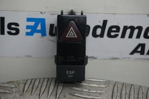 Gebruikte Gevarenlicht Schakelaar Mercedes C (W204) 1.6 C-180 16V BlueEfficiency Prijs € 20,00 Margeregeling aangeboden door Boels Autodemontage