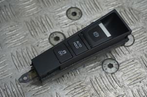 Gebruikte Handrem schakelaar Volkswagen Passat Variant (365) 1.6 TDI 16V Bluemotion Prijs € 25,00 Margeregeling aangeboden door Boels Autodemontage