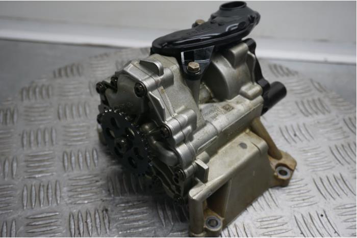 Gebruikte Oliepomp BMW 3 serie (F30) 330e Prijs € 125,00 Margeregeling aangeboden door Boels Autodemontage