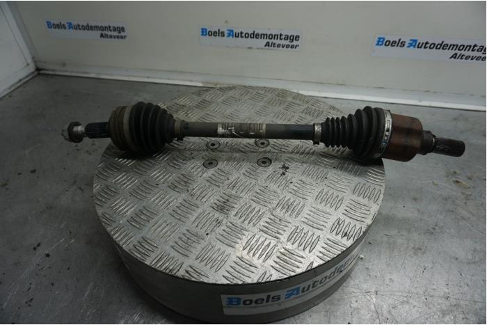 Gebruikte Steekas links-voor Peugeot 3008 II (M4/MC/MJ/MR) 1.2 12V e-THP PureTech 130 Prijs € 100,00 Margeregeling aangeboden door Boels Autodemontage