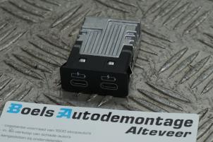 Gebruikte AUX/USB aansluiting BMW M3 (G80) 3.0 Competition xDrive Turbo 24V Prijs € 30,00 Margeregeling aangeboden door Boels Autodemontage