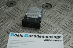 Gebruikte AUX/USB aansluiting BMW M3 (G80) 3.0 Competition xDrive Turbo 24V Prijs € 30,00 Margeregeling aangeboden door Boels Autodemontage