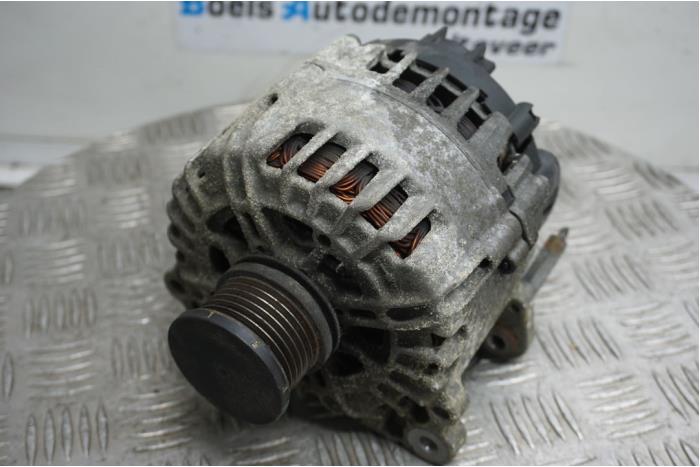 Gebruikte Dynamo Volkswagen Passat Variant (3G5) Prijs € 85,00 Margeregeling aangeboden door Boels Autodemontage