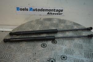 Gebruikte Gasdemperset Kofferdeksel Toyota Yaris III (P13) 1.5 16V Hybrid Prijs € 30,00 Margeregeling aangeboden door Boels Autodemontage