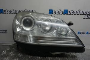 Gebruikte Koplamp rechts Mercedes ML II (164/4JG) 3.0 ML-320 CDI 4-Matic V6 24V Prijs € 350,00 Margeregeling aangeboden door Boels Autodemontage