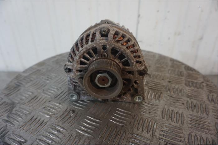 Dynamo van een Nissan Note (E11) 1.6 16V 2010
