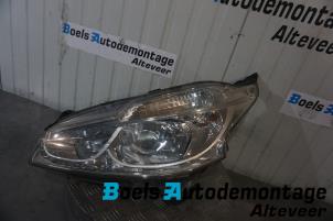 Gebruikte Koplamp links Peugeot 208 I (CA/CC/CK/CL) 1.2 Vti 12V PureTech 82 Prijs € 100,00 Margeregeling aangeboden door Boels Autodemontage