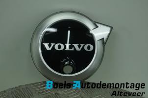 Gebruikte Embleem Volvo XC40 (XZ) Recharge Twin 78 kWh Prijs € 65,00 Margeregeling aangeboden door Boels Autodemontage