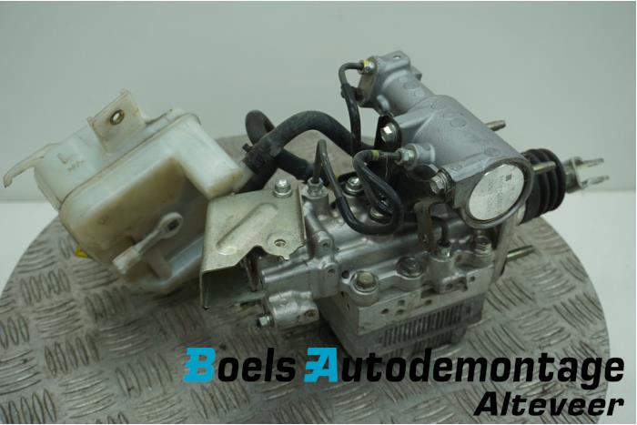 Gebruikte ABS Pomp Toyota Yaris III (P13) 1.5 16V Hybrid Prijs € 247,93 Margeregeling aangeboden door Boels Autodemontage