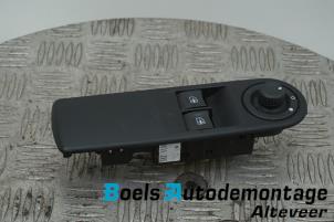 Gebruikte Combischakelaar ramen Renault Clio IV (5R) 0.9 Energy TCE 90 12V Prijs € 20,00 Margeregeling aangeboden door Boels Autodemontage