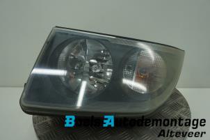 Gebruikte Koplamp rechts Volkswagen Crafter 2.5 TDI 30/32/35/46/50 Prijs € 100,00 Margeregeling aangeboden door Boels Autodemontage