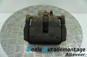 Gebruikte Remklauw (Tang) links-voor Ford Transit Courier 1.5 TDCi 75 Prijs € 45,00 Margeregeling aangeboden door Boels Autodemontage