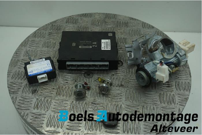 Gebruikte Kontaktslot + computer Daihatsu Cuore (L251/271/276) 1.0 12V DVVT Prijs € 150,00 Margeregeling aangeboden door Boels Autodemontage