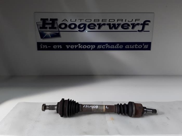 Gebruikte Aandrijfas links-voor Peugeot 206 SW (2E/K) 1.6 16V Prijs € 30,00 Margeregeling aangeboden door Autobedrijf Hoogerwerf
