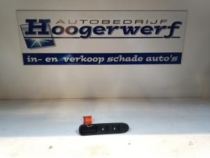 Gebruikte Schakelaar Elektrisch Raam Peugeot 307 (3A/C/D) 1.6 16V Prijs € 20,00 Margeregeling aangeboden door Autobedrijf Hoogerwerf