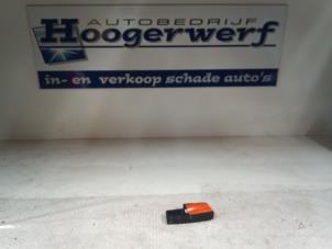 Gebruikte Ruit schakelaar elektrisch Opel Corsa D 1.2 16V Prijs € 25,00 Margeregeling aangeboden door Autobedrijf Hoogerwerf