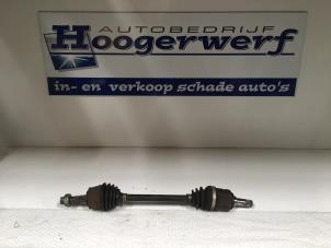Gebruikte Aandrijfas links-voor Opel Corsa D 1.4 16V Twinport Prijs € 50,00 Margeregeling aangeboden door Autobedrijf Hoogerwerf