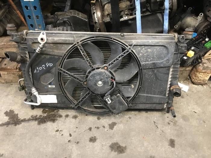 Gebruikte Fan Radiateur Ford Focus 2 Wagon 1.6 16V Prijs € 75,00 Margeregeling aangeboden door Autobedrijf Hoogerwerf