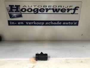 Gebruikte Luchthoeveelheidsmeter Kia Carens II (FJ) 1.8i 16V Prijs € 25,00 Margeregeling aangeboden door Autobedrijf Hoogerwerf