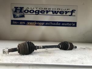 Gebruikte Aandrijfas links-voor Opel Corsa D 1.4 16V Twinport Prijs € 40,00 Margeregeling aangeboden door Autobedrijf Hoogerwerf
