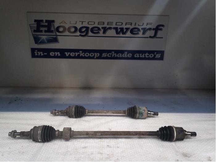 Gebruikte Steekas rechts-voor Suzuki Swift (ZA/ZC/ZD1/2/3/9) 1.3 VVT 16V Prijs € 40,00 Margeregeling aangeboden door Autobedrijf Hoogerwerf